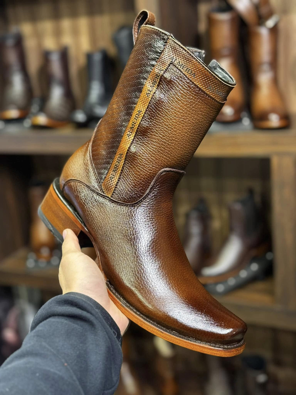 Kit Bota Maverick em Couro Legítimo + BRINDES: Chapéu, Cinto e Carteira